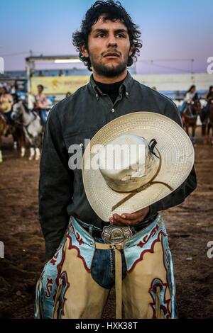 Relazione sulla rodeo piloti e ambiente intorno a questo Vaquero sport che ha una grande forza in Sonora. Le immagini di un disco West rodeo giorno in arena Foto Stock