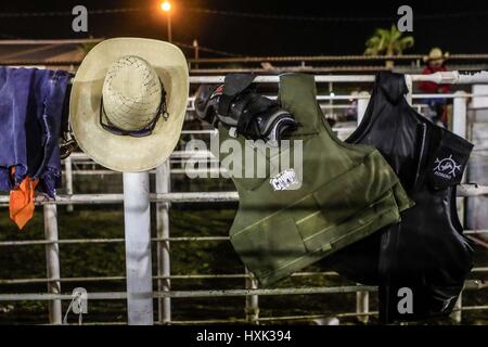 Relazione sulla rodeo piloti e ambiente intorno a questo Vaquero sport che ha una grande forza in Sonora. Le immagini di un disco West rodeo giorno in arena Foto Stock