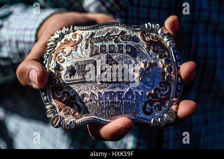 Relazione sulla rodeo piloti e ambiente intorno a questo Vaquero sport che ha una grande forza in Sonora. Le immagini di un disco West rodeo giorno in arena Foto Stock