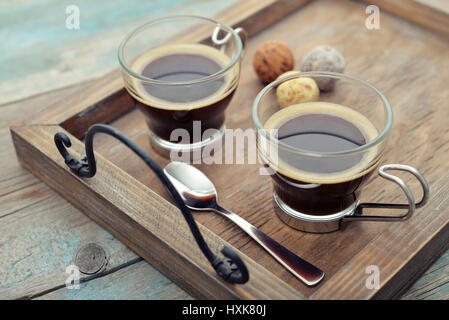 Vetro di due tazze di caffè sul vassoio in legno Foto Stock