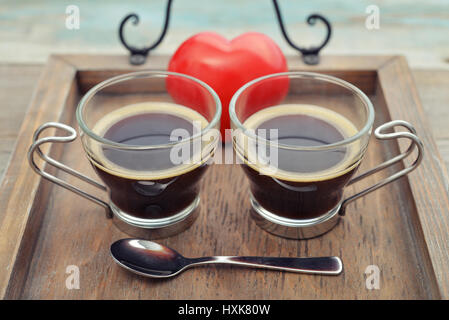 Vetro di due tazze di caffè sul vassoio in legno Foto Stock