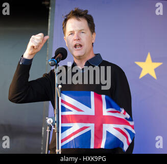 Nick Clegg, ex vice primo ministro, ex leader del Partito europeo dei liberali democratici e attualmente MP risolve il Unite per l'Europa folla presso il Parlamento europeo Foto Stock