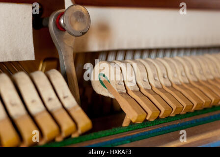 Montante pianoforte nero dettaglio martello Foto Stock