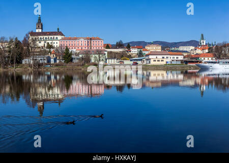 Litomerice, la residenza del vescovo, sullo sfondo della torre della cattedrale di Santo Stefano, Litomerice, Repubblica Ceca Foto Stock