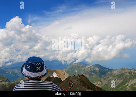 Donna che guarda la Alpi Bernesi da Schilthorn mt, Svizzera Foto Stock