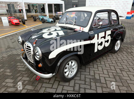 Tiff Needell di Austin A35 Racing car, nel quale egli si prenderanno parte al Celebrity Challenge Trophy gara a Silverstone 2017 Classic Foto Stock