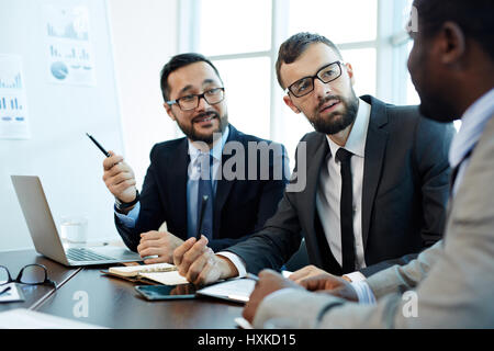Discutere i dettagli del contratto con i partner aziendali Foto Stock