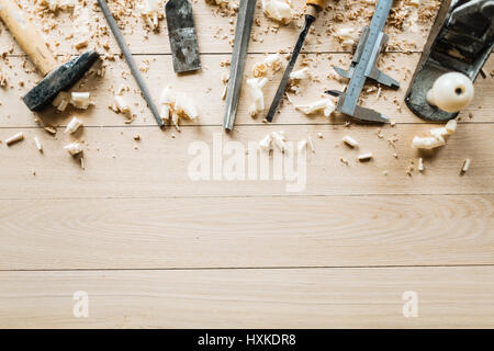 Gli strumenti per la lavorazione del legno sul tavolo di legno Foto Stock