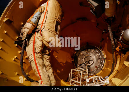 Russo/URSS astronauta in una tuta spaziale all'interno di una stazione spaziale in mostra a Mosca il museo dello spazio Foto Stock