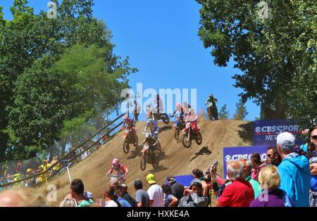 Loket, Repubblica Ceca: piloti di Motocross eseguire sul compete durante la MXGP Campionato Mondiale su luglio 26, 2015 nel medaglione, Repubblica Ceca Foto Stock