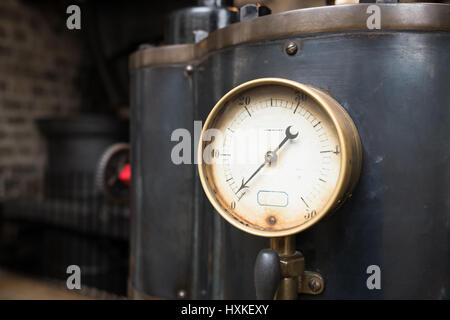 Il vecchio industriale indicatore di pressione. Foto Stock