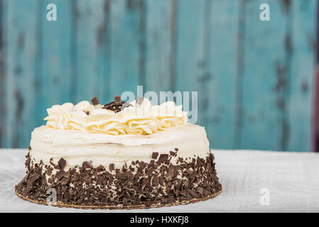 Satinato Bianco torta di cioccolato al fondo Foto Stock