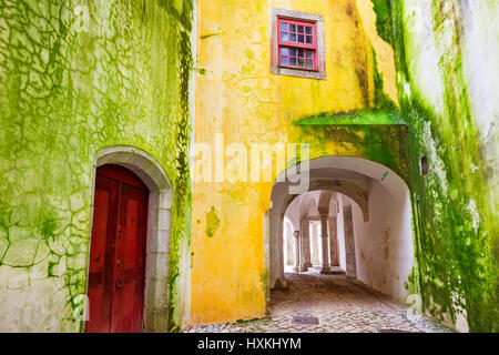 Vecchio, vicolo di ciottoli e il Palacio Nacional di Sintra, Portogallo Foto Stock