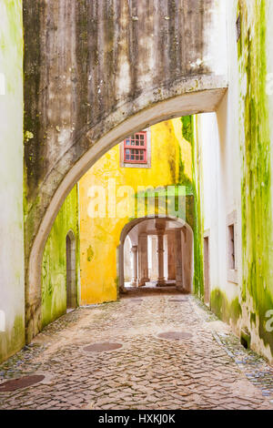 Vecchia dimenticata, vicolo di ciottoli e il Palacio Nacional di Sintra, Portogallo Foto Stock