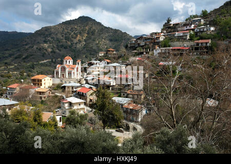 Pittoresco villaggio Moutoulas ai piedi dei monti Troodos, repubblica su Cipro. Foto Stock