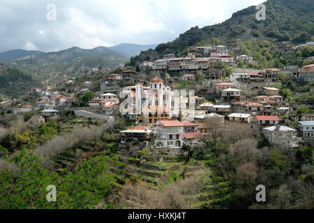 Pittoresco villaggio Moutoulas ai piedi dei monti Troodos, repubblica su Cipro. Foto Stock