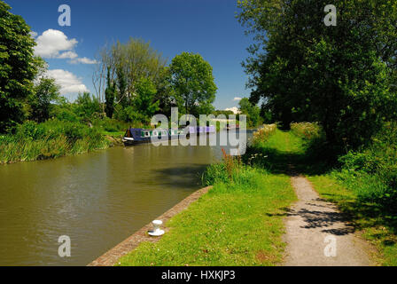 Narrowboats Ormeggiato accanto al Kennet and Avon canal nel Wiltshire. Foto Stock