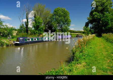 Narrowboats Ormeggiato accanto al Kennet and Avon canal nel Wiltshire. Foto Stock