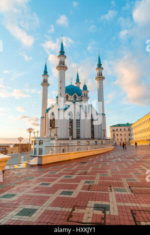 La moschea Kul-Sharif nel Cremlino di Kazan in Tatarstan, Russia. Al tramonto Foto Stock