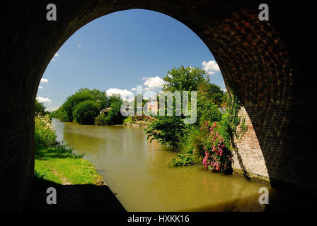 Burbage ponte sopra il Kennet and Avon canal. Foto Stock