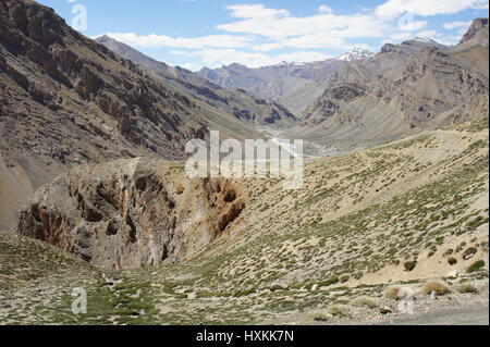 Una vista panoramica della strada tra Sarchu e Pang nelle montagne del Kashmir. Foto Stock