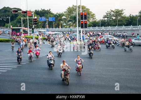 GUANGZHOU, Cina - 19 settembre 2016: strada trafficata di Guangzhou con persone in moto in ingorghi di traffico Foto Stock