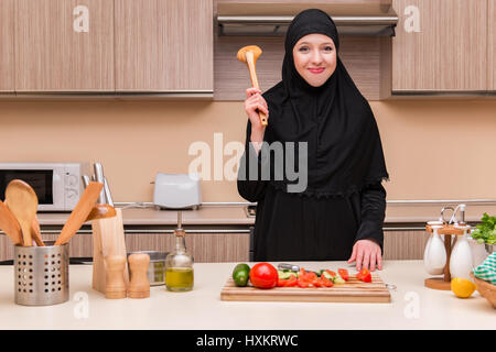 Giovane famiglia araba in cucina Foto Stock