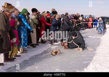 La comunità locale per celebrare il recupero del loro lago dalla distruzione da parte di una società mineraria con un festival di ghiaccio sulla congelati Ulaan Nuur. Foto Stock