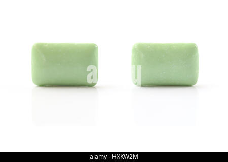 Verde menta chewing gum tablet su bianco Foto Stock