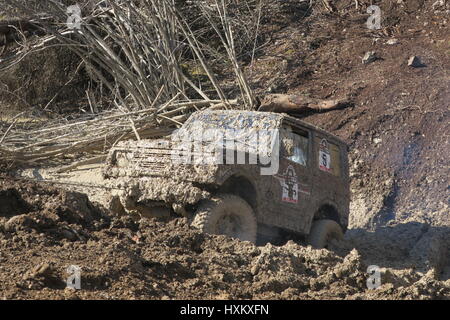 Una chiusura di tutto il veicolo fuoristrada durante la marcia in salita al di fuori di un trench fangoso a offroad concorrenza in Slovenia 2017, la jeep è il migliore sul modo in alto Foto Stock