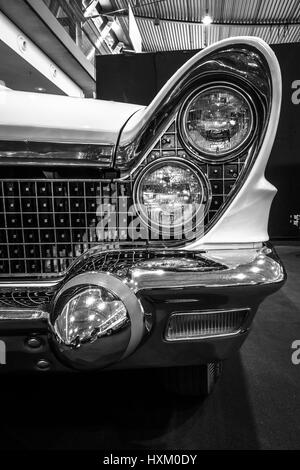 Frammento di personal luxury car Lincoln Continental Mark V cabrio, 1960. In bianco e nero. Foto Stock