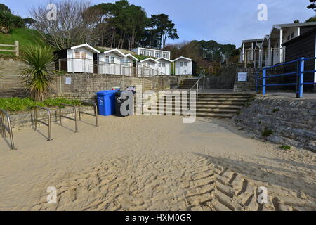 Branksome Chine beach a Bournemouth in Dorset su una mattina di primavera, nube di luce del sole occasionali. Foto Stock