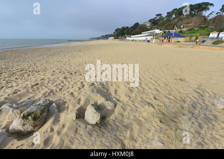 Branksome Chine beach a Bournemouth in Dorset su una mattina di primavera, nube di luce del sole occasionali. Foto Stock