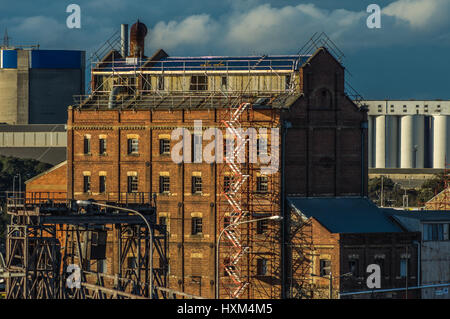 Port Adelaide Adelaide è il porto principale e la zona del molo ed è pieno di edifici storici e servizi industriali per la città Foto Stock