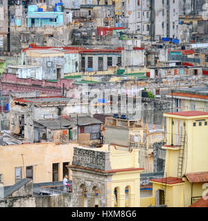 Un uomo si siede da solo su un tetto distanti in Havana Cuba Foto Stock