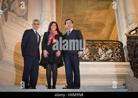 Sindaco di Londra Sadiq Khan assiste ad una qualità dell'aria evento con il sindaco Anne Hidalgo e sindaco di Seoul, Park ha vinto ben presto al Hotel de Ville di Parigi dove si è discusso di come ridurre l'inquinamento in cittŕ del mondo. Foto Stock