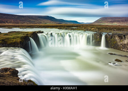 Cascate Godafoss su una soleggiata giornata autunnale con le colline e il cloud in background in Islanda Foto Stock