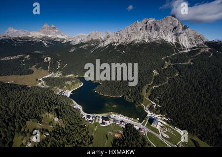 Il lago di Misurina, Lago di Misurina di fronte Tre Cime e Paternkofel, Dolomiti di Sesto, Provincia di Belluno, Italia Foto Stock