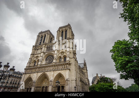 La cattedrale di Notre Dame a Parigi con le nuvole scure Foto Stock