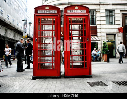 La più comune telefono rosso scatola in Londra. Questi telefoni pubblici sono progettati da Sir Giles Gilbert Scott. Foto Stock