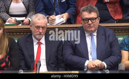 Leader del partito laburista Jeremy Corbyn (sinistra) e vice leader Tom Watson ascoltare una risposta da parte del Primo Ministro Theresa Maggio nella Camera dei Comuni di Londra, dopo aver attivato l'articolo 50, iniziando a due anni di conto alla rovescia per il Regno Unito a lasciare l'UE. Foto Stock