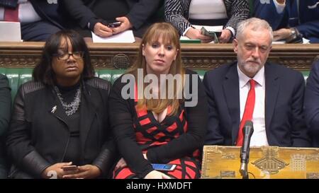 Leader del partito laburista Jeremy Corbyn, shadow home secretary Diane Abbott (sinistra) e shadow istruzione segretario Angela Rayneri, durante un annuncio da parte del Primo Ministro Theresa Maggio nella Camera dei Comuni di Londra, che ella ha innescato un articolo 50, iniziando a due anni di conto alla rovescia per il Regno Unito a lasciare l'UE. Foto Stock