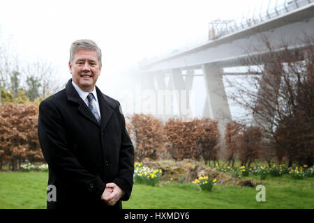 La Scozia del ministro dei Trasporti e delle infrastrutture Keith Brown al nuovo Queensferry attraversando a South Queensferry nei pressi di Edimburgo. Foto Stock