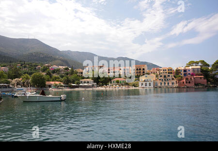 Vista sopra il grazioso villaggio di Assos e le montagne, sull'isola di Cefalonia in Grecia Foto Stock