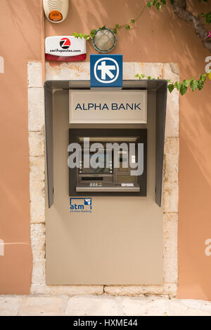 Foro di ATM-in-wall macchina banca in Fiskardo, sull'isola di Cefalonia in Grecia Foto Stock