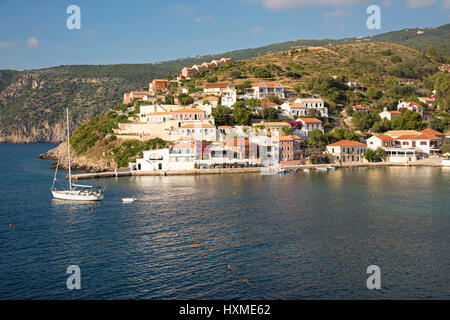 Vista sul villaggio di Assos, sull'isola di Cefalonia in Grecia Foto Stock