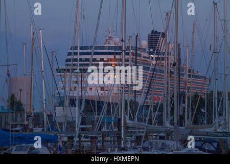 Rostock-Warnemuende : Warnow mit Kreuzfahrtschiff bei Abenddämmerung mi fiume Warnow con la nave da crociera al tramonto, Warnemuende, Meclenburgo-Pomerania Occidentale, Foto Stock