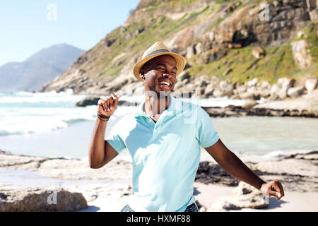 Ritratto di giovane africano balli sulla spiaggia il giorno di estate Foto Stock