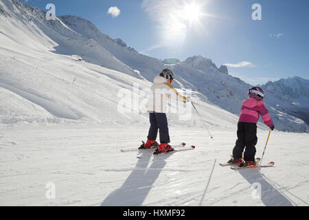 I piccoli sciatori al Domaine de Balme ski resort in Le Tour al di fuori di Chamonix-Mont-Blanc. Foto Stock