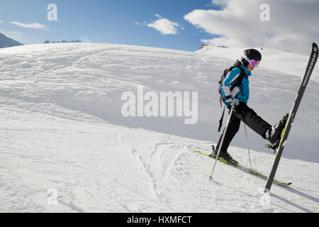 Uno sciatore si estende sul lato di un sentiero nel Domaine de Balme ski resort in Le Tour al di fuori di Chamonix-Mont-Blanc. Foto Stock